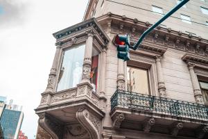 un semáforo colgando de un lado de un edificio en Mérit San Telmo en Buenos Aires
