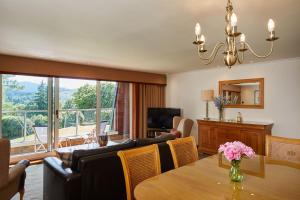 ein Wohnzimmer mit Sofa und Tisch in der Unterkunft Macdonald Plas Talgarth Resort in Aberdyfi