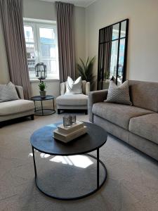 a living room with a couch and a table at Wilhelmsen House in Tønsberg