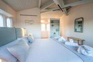 1 dormitorio grande con 1 cama grande con almohadas en Hotel Font de la Canya, en Avinyonet