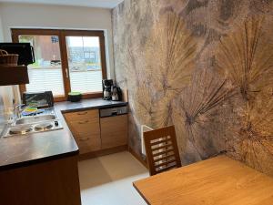 een keuken met een wastafel en een tafel met een aanrecht bij Ferienhaus Waldner in Kaunertal +36 foto's