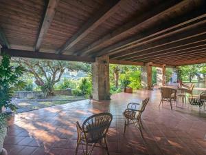 d'une terrasse avec des chaises et une table. dans l'établissement La Casa Di Lidia, à Cardile