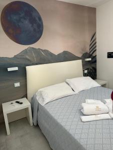 a bedroom with a bed and a painting on the wall at B&B Villa Fabrizia in Diamante