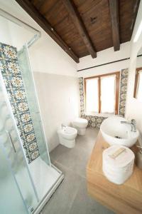 uma casa de banho com um chuveiro, um lavatório e um WC. em Affittacamere Borgo degli Artisti boutique rooms em Serricciolo