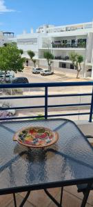 uma mesa de vidro com um prato em cima em Tavira Pimpão - Sea View Flat em Tavira