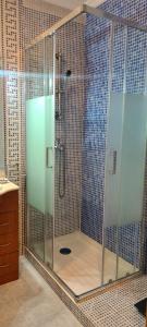 La salle de bains est pourvue d'une douche et d'une cabine de verre. dans l'établissement Tavira Pimpão - Sea View Flat, à Tavira