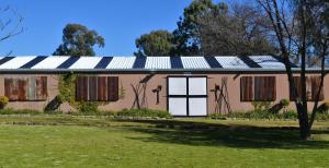 una casa con paneles solares en un lado en Favour House en Bethlehem