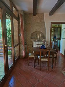 jadalnia z drewnianym stołem i krzesłami w obiekcie La Casa Di Lidia w mieście Cardile