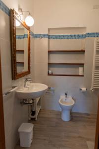 uma casa de banho com um lavatório e um WC em B&B Cavalieri em San Felice Circeo