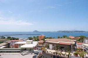 - une vue aérienne sur la ville et l'océan dans l'établissement Attico 70 - Puteoli Apartament, à Pouzzoles
