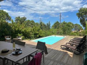 Bazén v ubytování Residence Mare e Monte nebo v jeho okolí