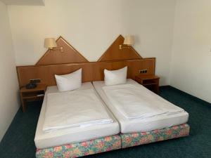 Postel nebo postele na pokoji v ubytování Hotel Garni Eschenbach