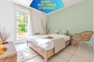 - une chambre avec un grand lit et une fenêtre dans l'établissement Bao Location - le Regimbaud, à Toulon