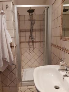 un bagno con lavandino e doccia di Calipso a Bagheria