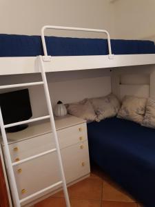 Letto a castello con scala accanto a una scrivania di Calipso a Bagheria