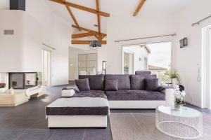 - un salon avec un canapé violet et une cheminée dans l'établissement Villa in Provence near the Golf of Saint-Tropez, à La Motte