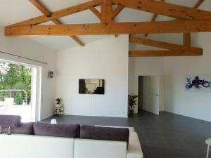 - un salon avec un canapé blanc et des plafonds en bois dans l'établissement Villa in Provence near the Golf of Saint-Tropez, à La Motte