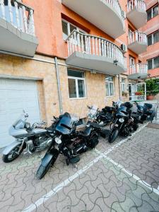 eine Reihe von Motorrädern, die vor einem Gebäude geparkt sind in der Unterkunft Pensiune Roua 2 in Arad