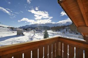 uma varanda com vista para uma montanha coberta de neve em Hotel Tambò em Campodolcino