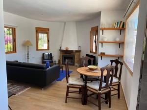 ein Wohnzimmer mit Tisch und Couch in der Unterkunft Villa del Sol - 400m walking distance from El Portet Beach in Teulada