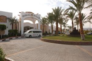 ein Van auf einem Parkplatz vor einem Gebäude geparkt in der Unterkunft شالية شرم الشيخ in Sharm El Sheikh