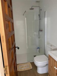 ein Badezimmer mit Dusche, Toilette und Waschbecken in der Unterkunft Villa del Sol - 400m walking distance from El Portet Beach in Teulada + 18 Fotos