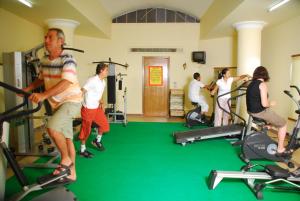 eine Gruppe von Personen, die in einem Fitnessstudio auf Laufbändern trainieren in der Unterkunft شالية شرم الشيخ in Sharm El Sheikh