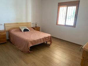 ein Schlafzimmer mit einem Bett und einem Fenster in der Unterkunft Villa del Sol - 400m walking distance from El Portet Beach in Teulada