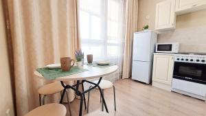 Kuchyň nebo kuchyňský kout v ubytování Алтын Шар 11 Квартира 1-комн в районе Хан-Шатыра