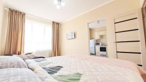 Postel nebo postele na pokoji v ubytování Алтын Шар 11 Квартира 1-комн в районе Хан-Шатыра