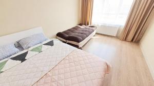 Postel nebo postele na pokoji v ubytování Алтын Шар 11 Квартира 1-комн в районе Хан-Шатыра