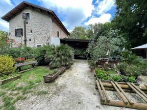 維科德加爾加諾的住宿－Rifugio Sfilzi - Foresta Umbra，种植了植物的花园,建筑