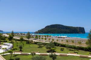 widok na plażę z ośrodka w obiekcie Borgo di Fiuzzi Resort & SPA w mieście Praia a Mare