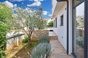 een huis met een loopbrug naar een tuin bij Apartment Valter 2284 in Medulin