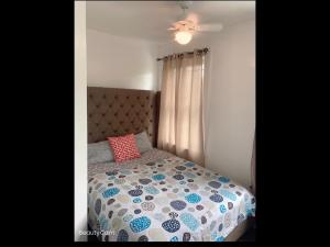 1 dormitorio con 1 cama con un edredón colorido en Beautiful bedroom next JHU en Baltimore