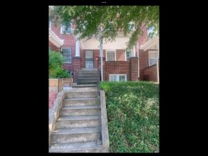 un conjunto de escaleras frente a un edificio en Beautiful bedroom next JHU, en Baltimore