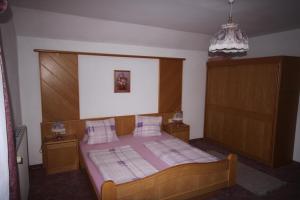 Rúm í herbergi á Pension Maier