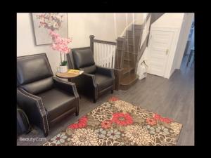 sala de estar con 2 sillas y alfombra en Beautiful bedroom next JHU en Baltimore
