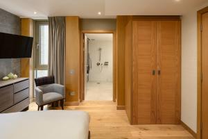 Habitación con una puerta que conduce a un baño en Market Street hotel en Edimburgo