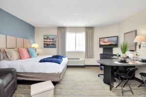 a hotel room with a bed and a desk at Studio Apt: Heart of Houston in Houston