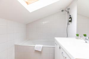 La salle de bains est pourvue d'une baignoire et d'un lavabo. dans l'établissement F3 Duplex lumineux Amazonia Hypercentre Lamartine 203, à Clermont-Ferrand