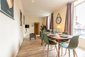 - une salle à manger avec une table et des chaises dans l'établissement F3 Duplex lumineux Amazonia Hypercentre Lamartine 203, à Clermont-Ferrand