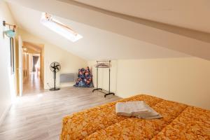 a bedroom with a bed in a room at F3 Duplex lumineux Amazonia Hypercentre Lamartine 203 in Clermont-Ferrand