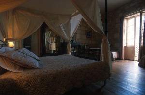 ein Schlafzimmer mit einem Himmelbett in der Unterkunft Chateau de la Grave in Bourg-sur-Gironde