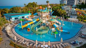 Bazén v ubytování Seaden Sea Planet Resort & Spa nebo v jeho okolí
