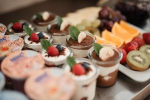un tavolo con dolci e frutta in piccole coppe di Hotel Clemar a Znojmo
