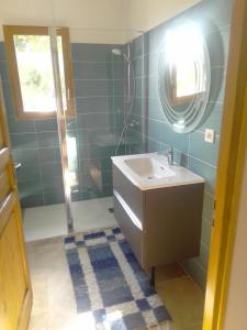 ein Badezimmer mit Waschbecken und Dusche in der Unterkunft gîte les jardins d'esteban in Tourville-sur-Sienne + 12 Fotos