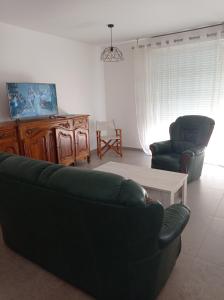 sala de estar con sofá y 2 sillas en LA MAISON DE PAPOU La Vigne A NANS LES PINS 83860, en Nans-les-Pins