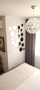 una camera con letto e lampadario a braccio di Apartman 007 a Kragujevac