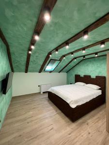 um quarto com uma cama e uma televisão em Motel pizzeria Actros em Nova Topola